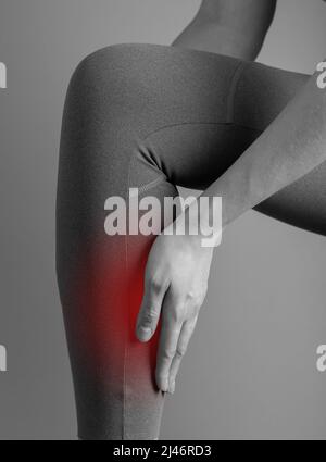 Éclats de shin. Femme tenant une jambe douloureuse avec point rouge de gros plan. Muscles, inflammation des tendons, syndrome de stress tibial médial. Soins de santé, problèmes orthopédiques et concept de médecine. Photo Banque D'Images