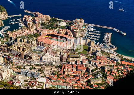 Vue aérienne du port Cap Dail au coucher du soleil, en France, beaucoup de bateaux sont amarrés dans la marina, vue de la vie de la ville de la Turbie montagne, méga yachts Banque D'Images