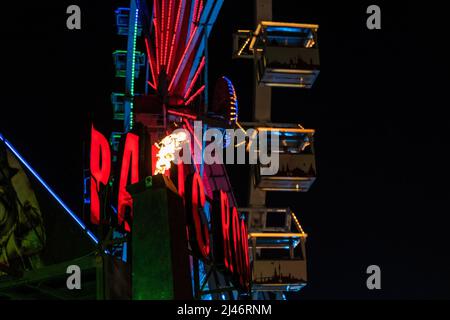 Hambourg, Allemagne, 06 avril 2019 - Hamburger Dom, roue géante et salle de panique. Banque D'Images