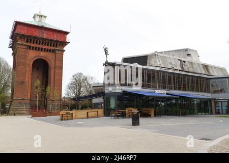 La tour d'eau Jumbo et le Mercury Theatre, deux sites de Colchester Essex Banque D'Images