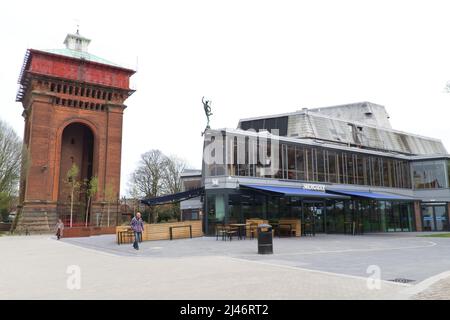 La tour d'eau Jumbo et le Mercury Theatre, deux sites de Colchester Essex Banque D'Images