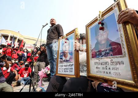 Bangkok, Thaïlande. 10th avril 2022. (4/10/2022) les parents des personnes tuées dans les tueries de chemises rouges de 2010 tiennent des photos de la personne décédée entre leurs mains. (Photo par Edirach Toumlamoon/Pacific Press/Sipa USA) crédit: SIPA USA/Alay Live News Banque D'Images