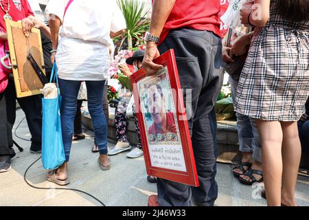 Bangkok, Thaïlande. 10th avril 2022. (4/10/2022) les parents des personnes tuées dans les tueries de chemises rouges de 2010 tiennent des photos de la personne décédée entre leurs mains. (Photo par Edirach Toumlamoon/Pacific Press/Sipa USA) crédit: SIPA USA/Alay Live News Banque D'Images