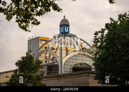 Station de métro Nollendorfplatz avec la grande lettre U en haut du bâtiment. L'architecture des transports publics est construite en acier. Banque D'Images