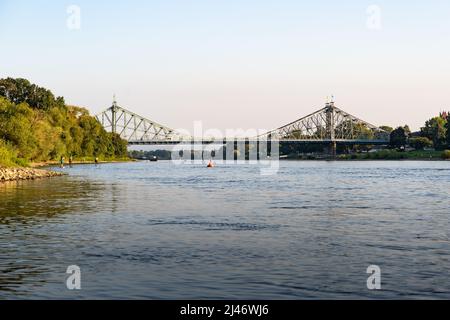 Le célèbre pont de Loschwitz vu depuis un bateau. L'immense bâtiment est une destination de voyage. C'est un pont de treillis cantilever au-dessus de la rivière Elbe. Banque D'Images