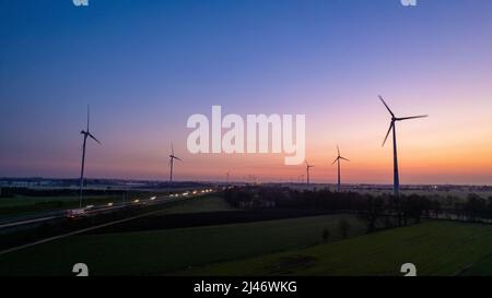 Silhouette du champ des éoliennes sur fond de ciel de lever ou de coucher de soleil. Moulin à vent, éco-énergie. Concept de technologie de l'énergie verte. Photo de haute qualité Banque D'Images