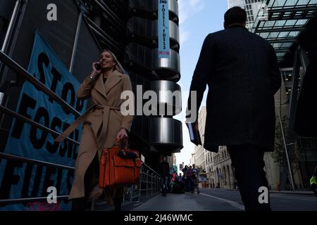 Londres, Royaume-Uni. 12th avril 2022. 40 des militants de la rébellion d'extinction (XR) ont bloqué toutes les entrées de la Lloyds de Londres, fermant le bâtiment pour la journée. Lloyd's de Londres assure 40 % des projets mondiaux de charbon, de pétrole et de gaz. XR exige qu'ils cessent d'assurer les combustibles fossiles. Aujourd'hui s'inscrivait dans le cadre d'une vague de manifestations et de désobéissance civile d'une semaine pour exiger un arrêt immédiat de toutes les nouvelles infrastructures de combustibles fossiles par le gouvernement britannique dans le contexte de la crise climatique et de l'urgence écologique. Banque D'Images