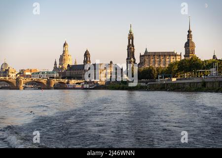 Bâtiments de la vieille ville historique dans la ligne d'horizon de la ville. Destination de voyage célèbre en Saxe. Vue depuis un bateau sur l'Elbe. Banque D'Images