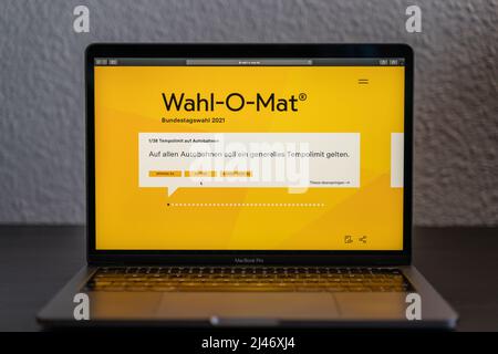 Site Web de Wahl-O-Mat sur un ordinateur portable pour les élections du Bundestag. L'outil aide à choisir un parti politique après avoir répondu à quelques questions. Page d'accueil Banque D'Images