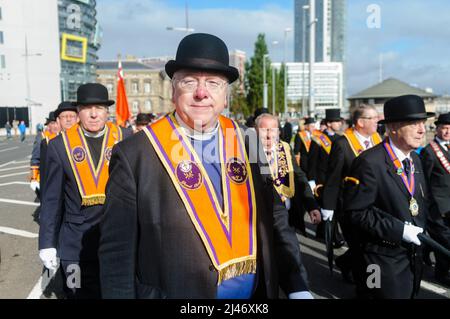 Belfast, Irlande du Nord. 29th septembre 2012. L'aumônier Mervyn Gibson avec un certain nombre d'orangemen portant des chapeaux de 'Orange Sash' et de chaudèle lors d'une parade de l'ordre d'Orange Banque D'Images