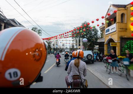 Hue, Vietnam. 12th février 2018. Scooters dans les rues de Hue. Banque D'Images