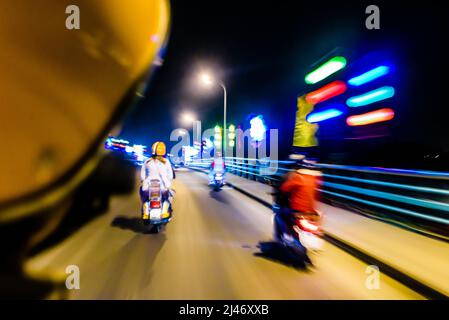 Hue, Vietnam. 12th février 2018. Scooters dans les rues de Hue la nuit. Banque D'Images
