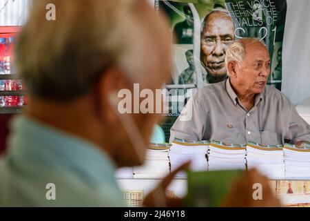 Pnohm Penh., Cambodge. 17th février 2018. Bou Meng, regarde CHUM Mey, deux des 7 survivants connus du Musée du génocide de Tuol Sleng, à Phnom Penh, où les Khmers rouges, sous la direction de Pol Pot, ont torturé des milliers de personnes avant des tuer. Bou a été maintenu en vie comme un artiste talentueux, et a passé des mois à peindre de grands portraits de Pol Pot, Ho Chi Minh et Lénine sous l'ordre du commandant du camp, Duch. Banque D'Images