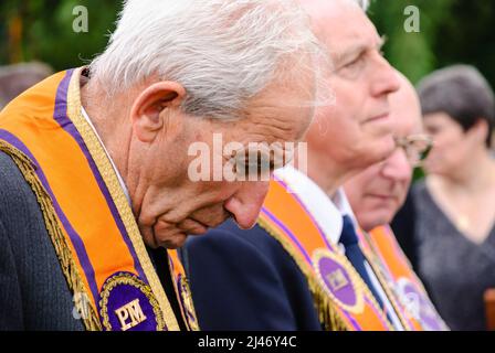 Orangistes écouter le Grand Maître de l'ordre d'Orange un discours et sermon. Banque D'Images