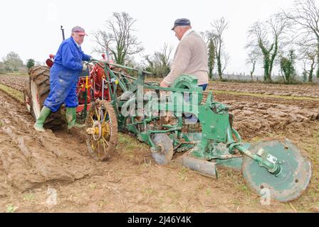 Gilford, Irlande du Nord. 23rd février 2008. Deux agriculteurs ajustent une charrue très ancienne lors du match de labour. Banque D'Images