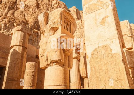 Ruines de colonnes et visage pharaon dans le temple de la reine Hatshepsout dans la vallée du Nil à Louxor. Voyages et tourisme en Egypte Banque D'Images