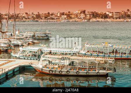 11 janvier 2022, Louxor, Egypte: Les bateaux à moteur traditionnels égyptiens transportent des passagers d'une rive du Nil à l'autre Banque D'Images