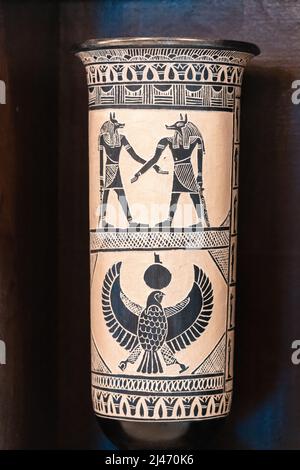 11 janvier 2022, Louxor, Egypte: Vase souvenir avec peintures égyptiennes Banque D'Images