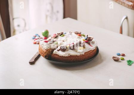 Gâteau de carottes maison avec fromage à la crème et œufs au chocolat. Pâtisserie festive de Pâques, gâteau une couche. Banque D'Images