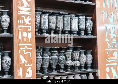 11 janvier 2022, Louxor, Egypte: Boutique de souvenirs étagères avec divers vases pour les touristes dans le style égyptien Banque D'Images