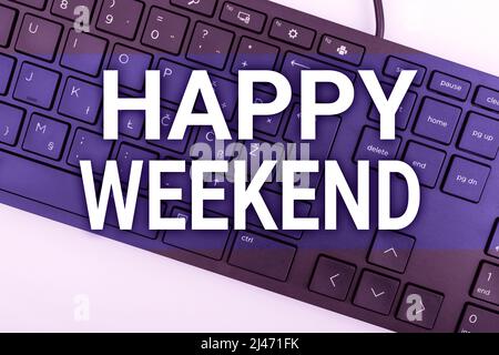 Écriture affichage du texte Happy Weekend. Idée d'affaires gaie repos jour heure de l'absence de travail de bureau dépenses vacances ordinateur clavier et symbole Banque D'Images