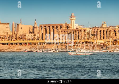 La célèbre ville de Louxor sur la côte du Nil en Égypte. Attractions touristiques et merveilles du monde Banque D'Images