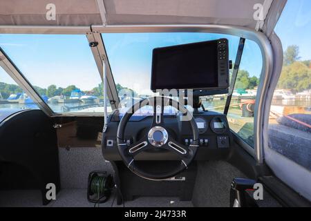 Volant et tableau de bord pour bateau à moteur avec dispositifs de navigation Banque D'Images