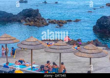 Velas, Portugal, 25 juin 2021 : piscine naturelle à Velas, sur l'île de Sao Jorge aux Açores, Portugal. Banque D'Images