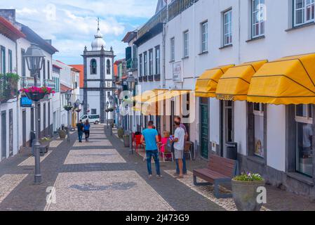 Velas, Portugal, 25 juin 2021 : rue étroite dans la vieille ville de Velas, Sao Jorge, portugal. Banque D'Images