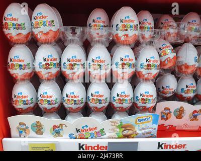 Des œufs de chocolat Kinder surprise et d'autres produits Kinder Easter sont exposés au supermarché. Kinder Chocolate par la société Ferrero. Banque D'Images