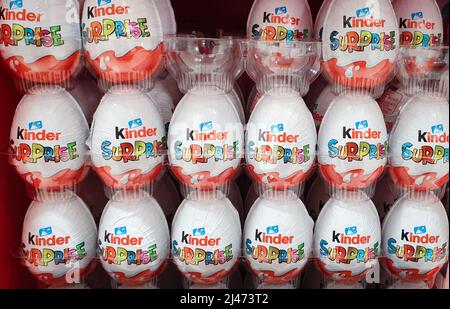 Des œufs de chocolat Kinder surprise et d'autres produits Kinder Easter sont exposés au supermarché. Kinder Chocolate par la société Ferrero. Banque D'Images