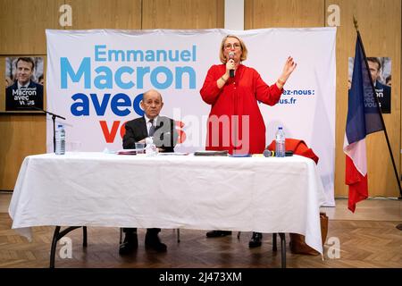 Dans le cadre de la campagne d'Emmanuel Macron pour l'élection présidentielle, une réunion de soutien à Saint-Malo avec le ministre des Affaires étrangères Jean-Yves le Drian et la députée européenne Marie-Pierre Vedrenne. Les principaux points abordés ont été l'invasion de l'Ukraine par la Russie et l'Union européenne. Saint-Malo, Bretagne. France. Banque D'Images