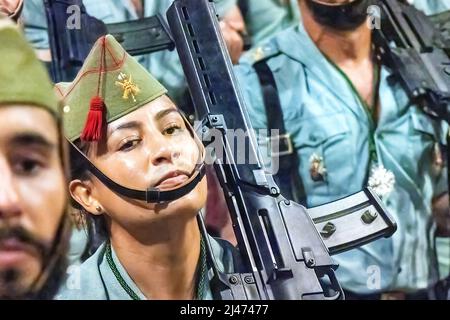Huelva, Espagne - 9 avril 2022 : la femme Soldat en parade pendant la semaine sainte espagnole la nuit. Legionarios de la Légion Tercio pendant le défilé Banque D'Images