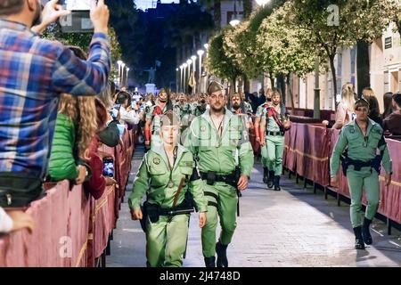 Huelva, Espagne - 9 avril 2022 : la femme Soldat en parade pendant la semaine sainte espagnole la nuit. Legionarios de la Légion Tercio pendant le défilé Banque D'Images