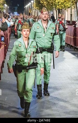 Huelva, Espagne - 9 avril 2022 : la femme Soldat en parade pendant la semaine sainte espagnole la nuit. Legionarios de la Légion Tercio pendant le défilé Banque D'Images