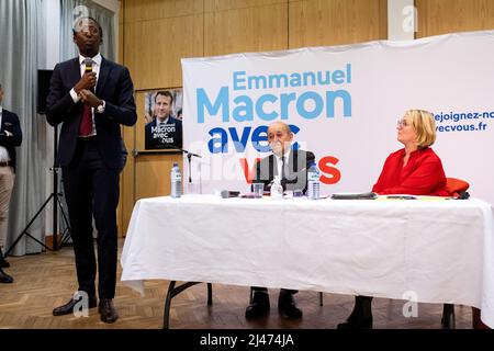 Dans le cadre de la campagne d'Emmanuel Macron pour l'élection présidentielle, une réunion de soutien à Saint-Malo avec le ministre des Affaires étrangères Jean-Yves le Drian et la députée européenne Marie-Pierre Vedrenne. Les principaux points abordés ont été l'invasion de l'Ukraine par la Russie et l'Union européenne. Saint-Malo, Bretagne. France. Banque D'Images