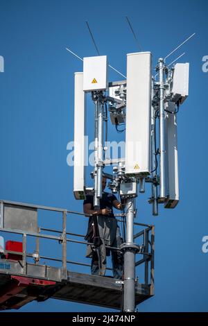 Montage, installation d'un émetteur radio mobile 5G, mât dans un bâtiment résidentiel, Internet mobile rapide, Düsseldorf, NRW, Allemagne Banque D'Images