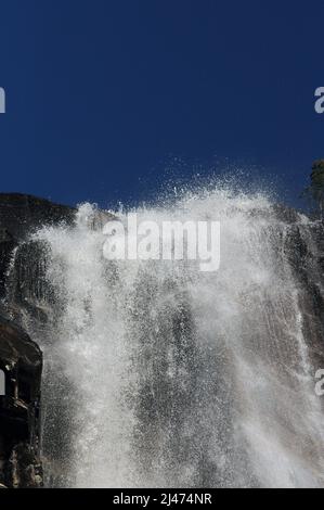 Hengjanefossen dans le Lysefjord. Bien que l'information touristique donne sa hauteur à 440 mètres, cela doit tenir compte de la descente du cours d'eau de lui Banque D'Images