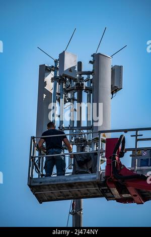 Montage, installation d'un émetteur radio mobile 5G, mât dans un bâtiment résidentiel, Internet mobile rapide, Düsseldorf, NRW, Allemagne Banque D'Images