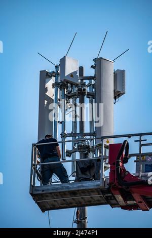 Montage, installation d'un émetteur radio mobile 5G, mât dans un bâtiment résidentiel, Internet mobile rapide, Düsseldorf, NRW, Allemagne Banque D'Images