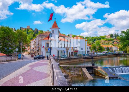 Tomar, Portugal, 22 juin 2021 : pont menant à la vieille ville de Tomar au Portugal. Banque D'Images