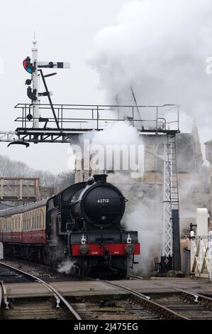 'Morayshire' au départ de Wansford avec un train en direction de l'est. Banque D'Images