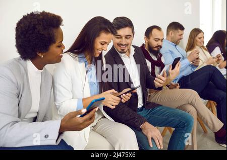 Les utilisateurs de téléphones mobiles surfent sur Internet, bavardent, naviguent sur les réseaux sociaux ou travaillent en ligne Banque D'Images