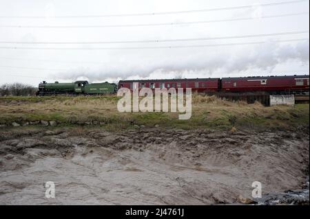 '61306' 'Mayflower' traverse la pilule de Saint-Pierre avec un 'Cathedral Express' pour Cardiff Central. Banque D'Images