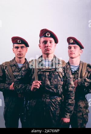 Photo du dossier : soldats ukrainiens du “Red Baret” avec des fusils d’assaut automatiques Kalashnikov en novembre 1991, base militaire au nord de Kiev (Kiev), Ukraine. Banque D'Images