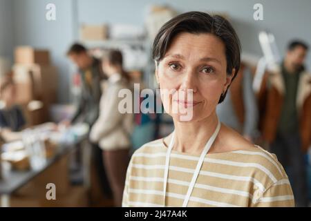 Portrait d'une femme caucasienne mûre regardant la caméra tout en faisant du bénévolat au centre d'aide pour les réfugiés, l'espace de copie Banque D'Images