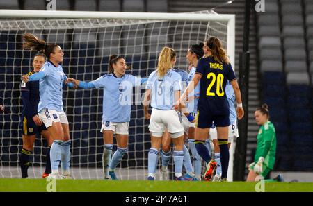 Jennifer Hermoso, en Espagne, célèbre un but lors du match de qualification de la coupe du monde de la FIFA des femmes à Hampden Park, Glasgow. Date de la photo: Mardi 12 avril 2022. Banque D'Images