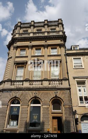 Ancien bâtiment de la Banque au sommet de la rue Milsom, centre-ville de Bath en Angleterre Banque D'Images