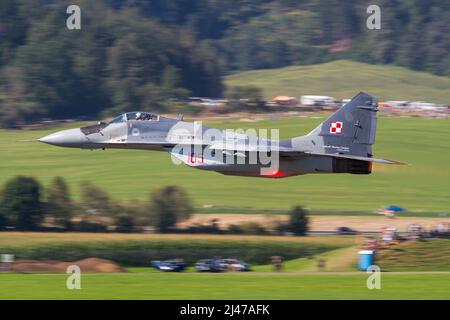 Un avion de chasse MIG 29 de la Force aérienne polonaise de Pologne a pris son envol avec un projecteur de source complet pour une mission Banque D'Images