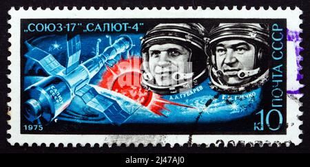 RUSSIE - VERS 1975 : un timbre imprimé en Russie montre A. Gubarov et G. M. Grechko à bord de Soyuz 17 et de la station orbitale Salyut 4, vers 1975 Banque D'Images